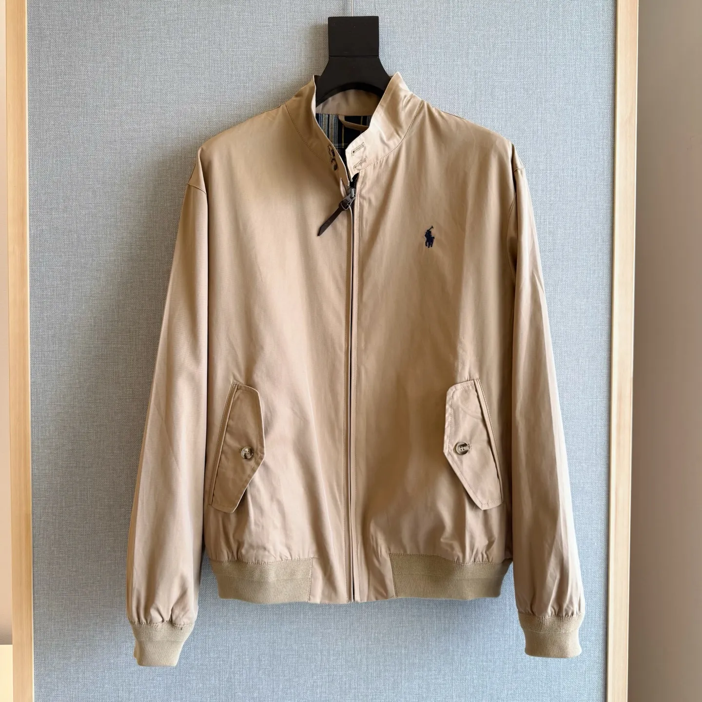 P350 model number: R05 Ralph Lauren unisex old money style old cadre stand collar workwear Harrington jacket color #khaki black size #M L The fabric has a double-layer shin feel and is full of weight! It's not as heavy as a regular jacket, and the ordinary cotton material feels really different. This one is super comfortable, soft and stylish, and has a green plaid interior that has a retro movie fashion feel! The fit is loose but not baggy. The size is just right and not picky. The dropped shoulder design modifies the shoulders without making them look bulky. This silhouette is a style that will never go out of style after being worn for a long time. The upper body is also very durable and recognizable. The loose and reasonable fit can be worn by both men and women. It is easy to create a clean and refreshing boyish look. Length: 68/70/72/74 Bust: 122/126/130/134 Shoulder width: 53/54/55/56 Sleeve length: 65/66/67/68
